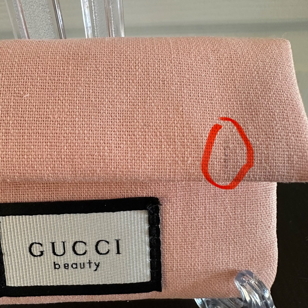 Gucci Beauty Pink Cotton Pouch with Comb – Satin Floral Interior - Picture 10 of 10
